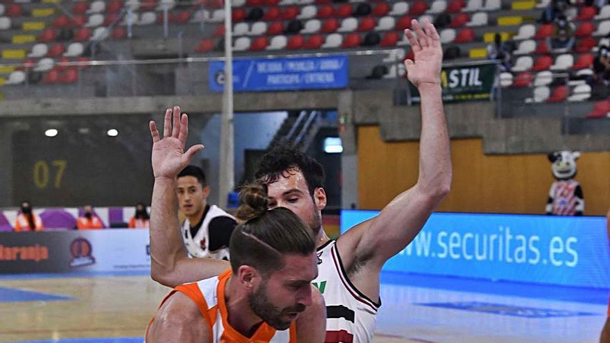 Osvaldas Matulionis, en el partido contra el Granada. |  // VÍCTOR ECHAVE