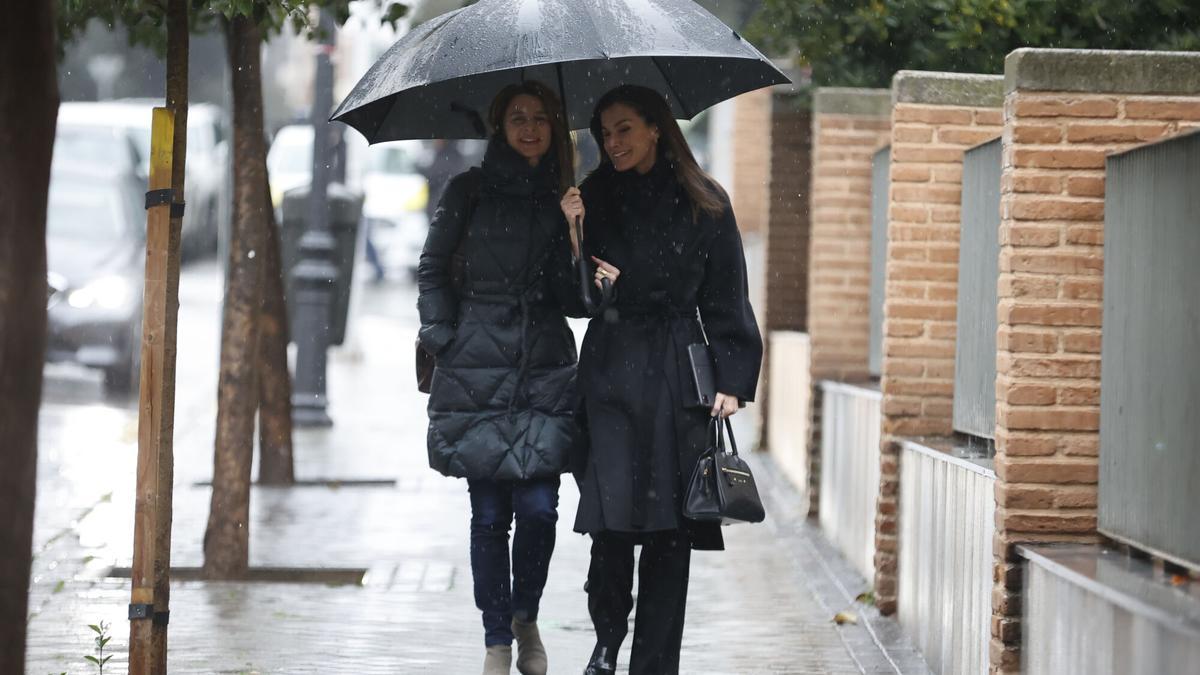 La reina Letizia llega, junto a María Ocaña, jefa de su secretaría, a una reunión de trabajo en Madrid, el pasado mes de enero.