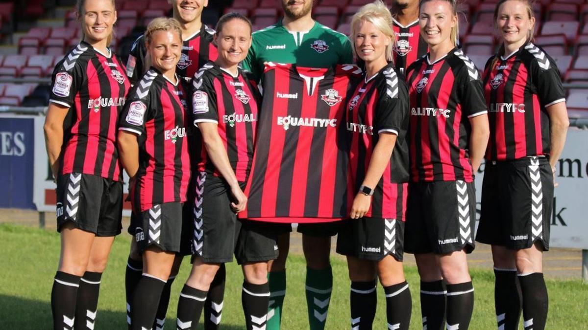 Componentes del Lewes FC masculino y femenino tras la firma en 2017 del acuerdo 'Equality FC' que equiparó las remuneraciones.