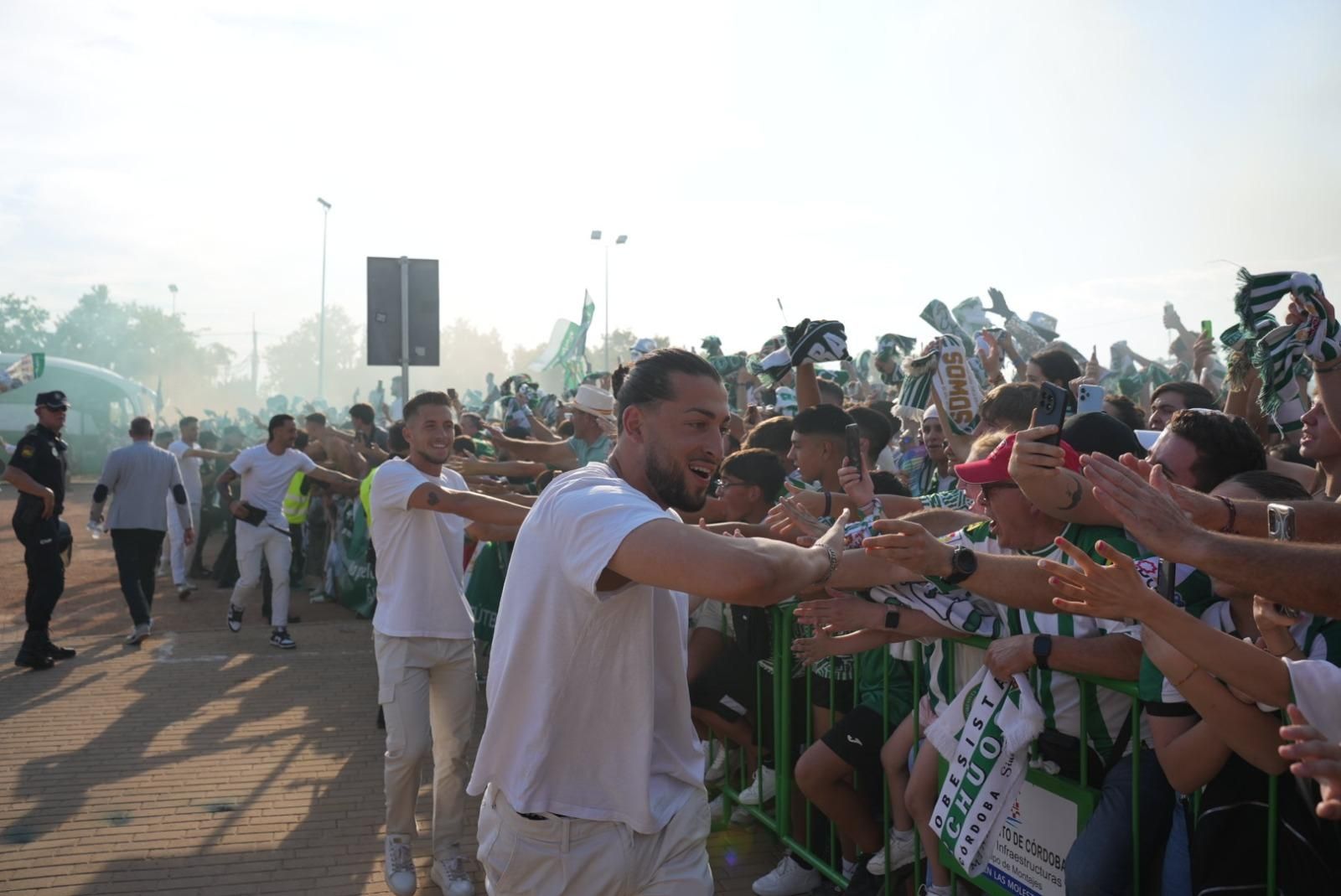Así recibió la afición del Córdoba CF al autobús del equipo en El Arenal