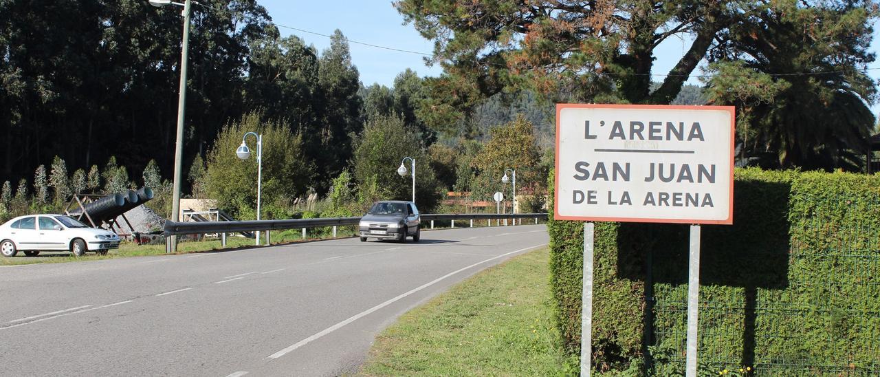 Señal de tráfico a la entrada de La Arena con doble toponimia.