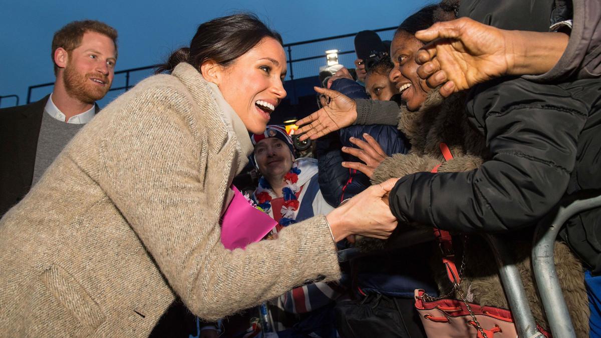 Meghan Markle saluda a unas mujeres en enero pasado, en Londres.