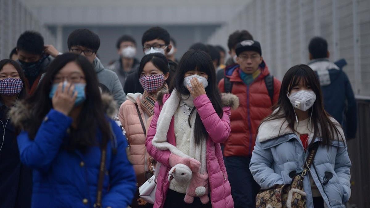 rjulve32098545 pedestrians wearing face masks walk along an elevated walkwa181024113241