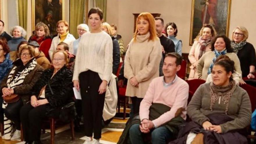 Lourdes García y Sandra Sutil, en el centro, ayer, junto a los premiados. | LNE