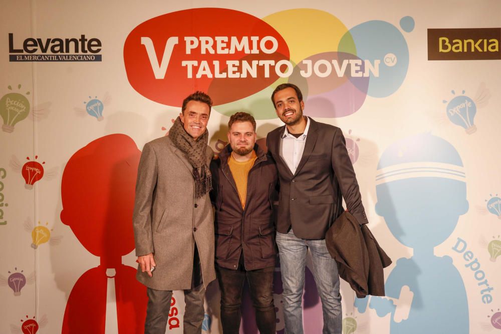 Los invitados posan en el photocall de los premios Talento Joven CV.