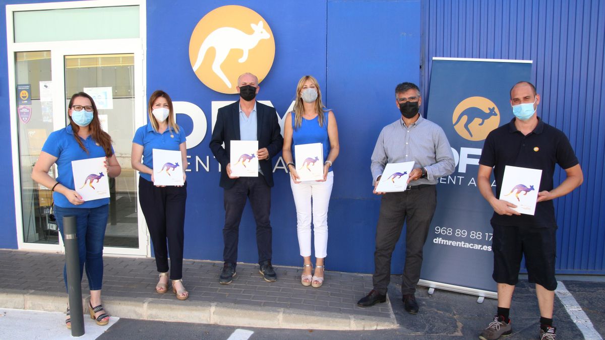 Longinos Marín (3º empezando por la izquierda), Isabel Sánchez (4ª empezando  por la izquierda) y Damián Martínez (5º empezando por la izquierda) presentaron  la memoria junto a algunos trabajadores de la empresa.