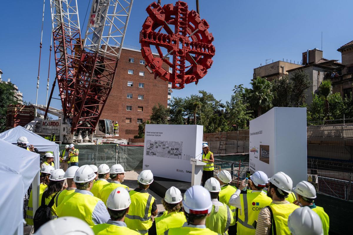 BARCELONA 10/07/2025 Barcelona. La consellera de Territorio, Vivienda y Transición Ecológica, Sílvia Paneque i Sureda, junto a la primera teniente de alcalde de Barcelona, Laia Bonet; el consejero delegado de TMB, Xavier Flores; el secretario de Movilidad e Infraestructuras, Manel Nadal; el presidente de Infraestructuras de la Generalitat, Isaías Táboas; el director general de IFERCAT, Jordi Julià; y el director general de Infraestructuras de Movilidad, David Prat, durante la visita a los trabajos de instalación de la rueda de corte de la tuneladora de la L9, trasladada esta madrugada desde el Puerto de Barcelona hasta el pozo del carrer Mandri. FOTO de ZOWY VOETEN