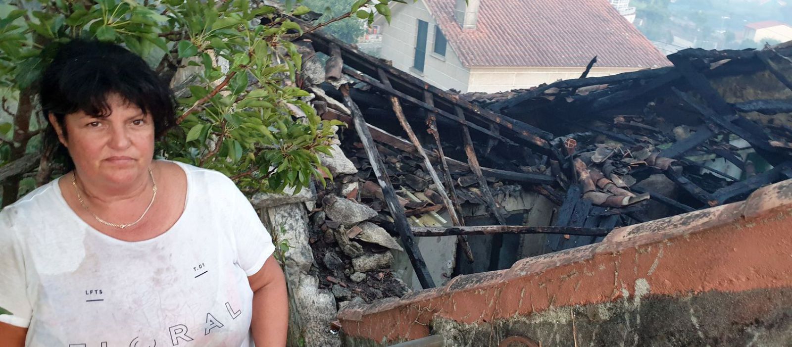 Ana Rosa Seijas perdió una casa antigua, pasto de las llamas en Moureira.  | // FDV