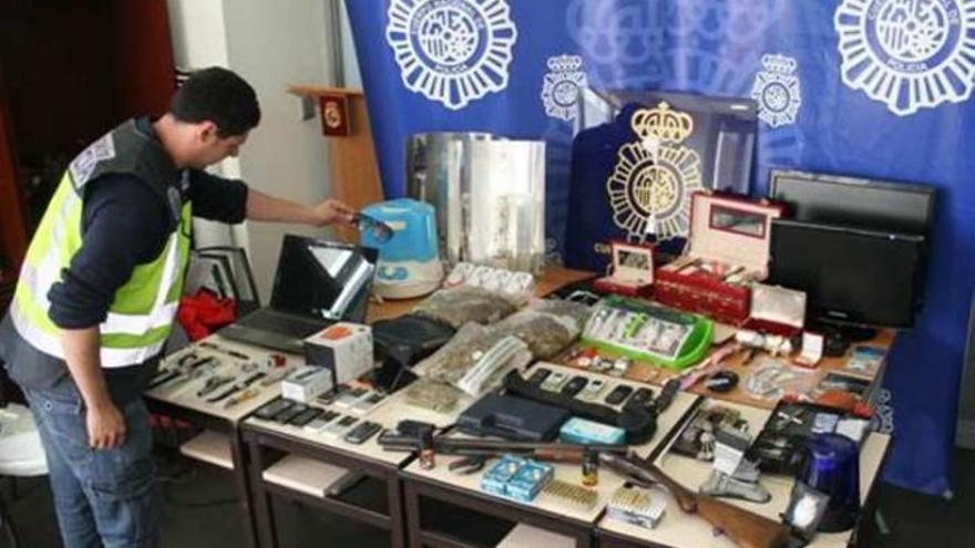 Armas y efectos intervenidos por la Policía Nacional a la banda desarticulada.