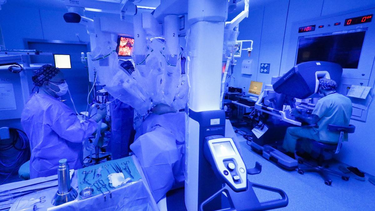 Imagen de la primera intervención con el robot Da Vinci en el Hospital La Fe.