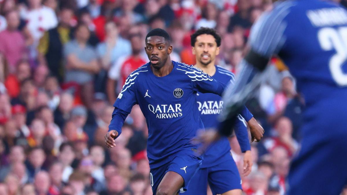 Dembélé conduce el balón en el césped del Emirates