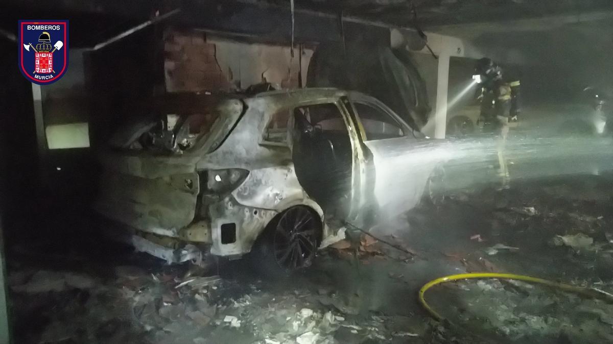 El fuego afectó a un vehículo y parte del mobiliario de la zona de exposición