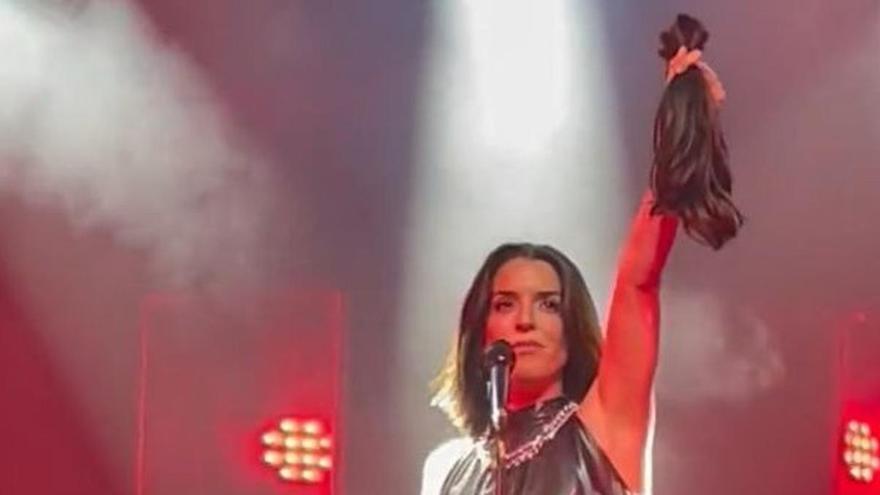 Ruth Lorenzo es talla el cabell enmig d&#039;un concert