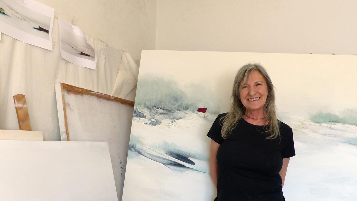 La artista Julia Fragua, ante una de sus obras