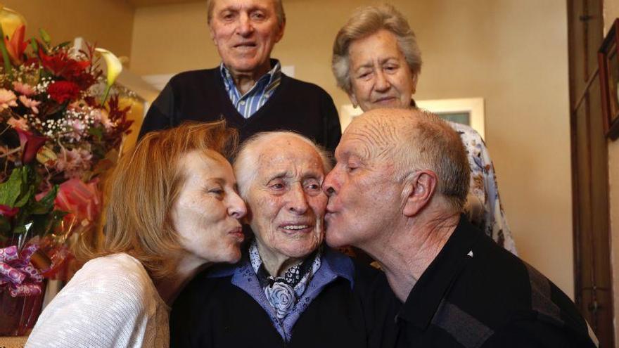 Áurea, la Abuela de Babia, junto a su familia.