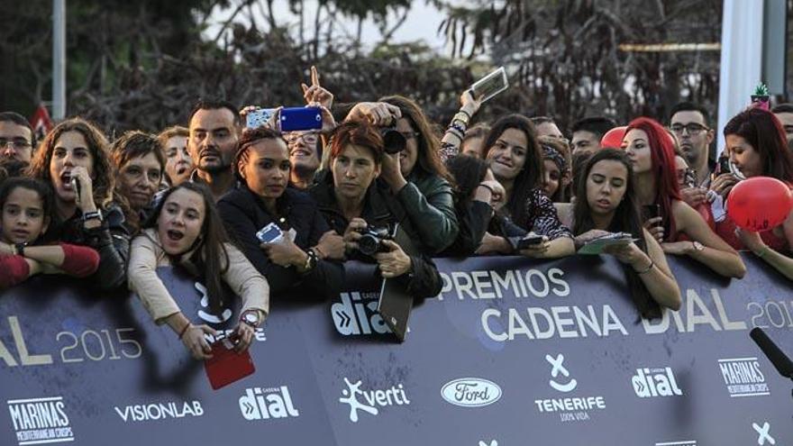 Imagen de archivo de un grupo de personas que aguarda a la llegada de los artistas antes de la gala.