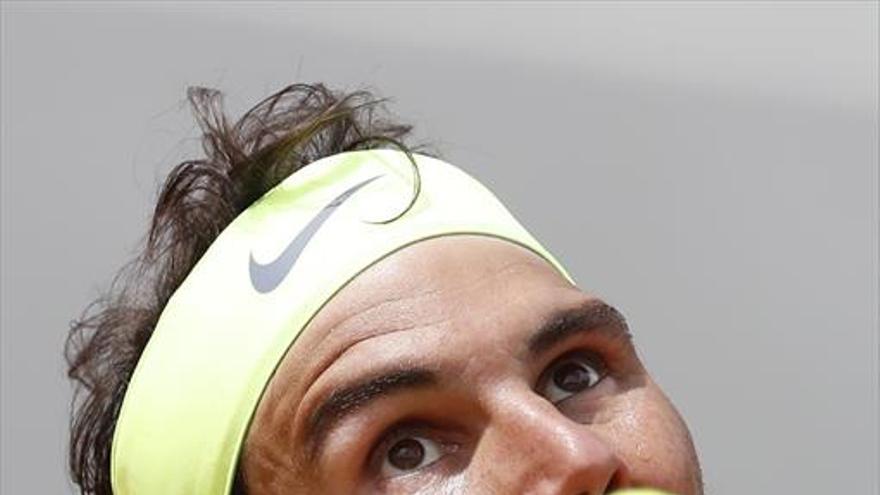 Nadal continúa con su relajado paseo por París