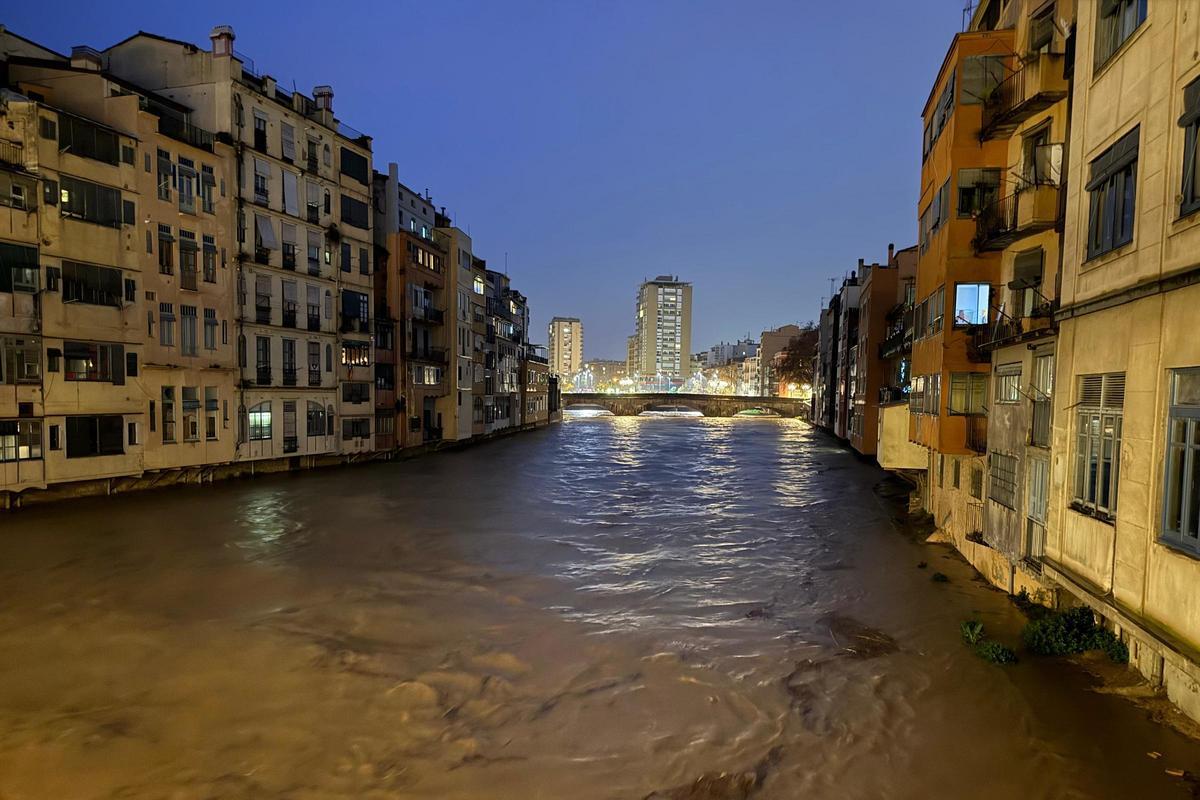 El río Onyar, muy cargado de agua a su paso por Girona