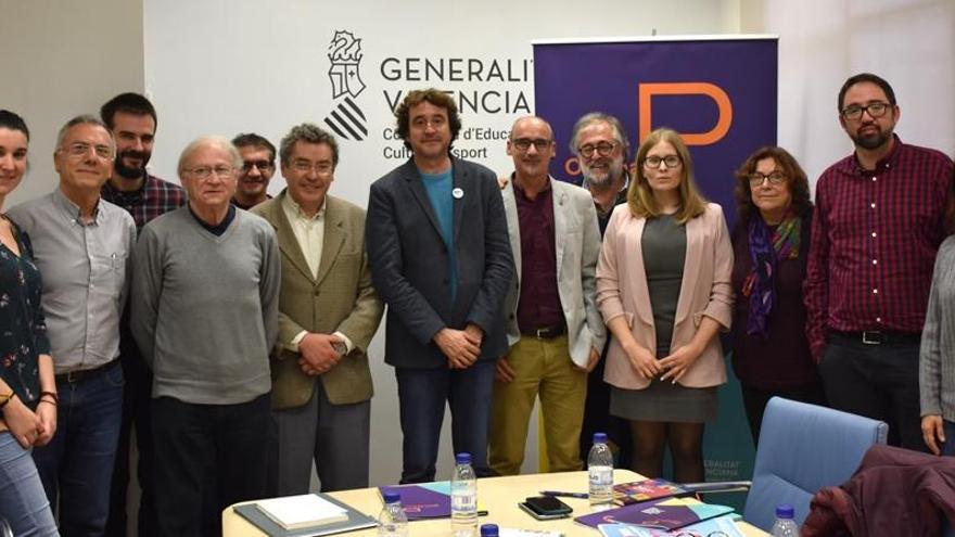 Reunió dels representants de les entitats que han elaborat l&#039;informe amb el director general de Política Lingüística i Gestió del Multilingüisme, Rubén Trenzano.