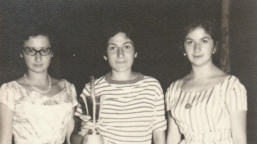 Besné, en el centro, con el trofeo de mejor jugadora.