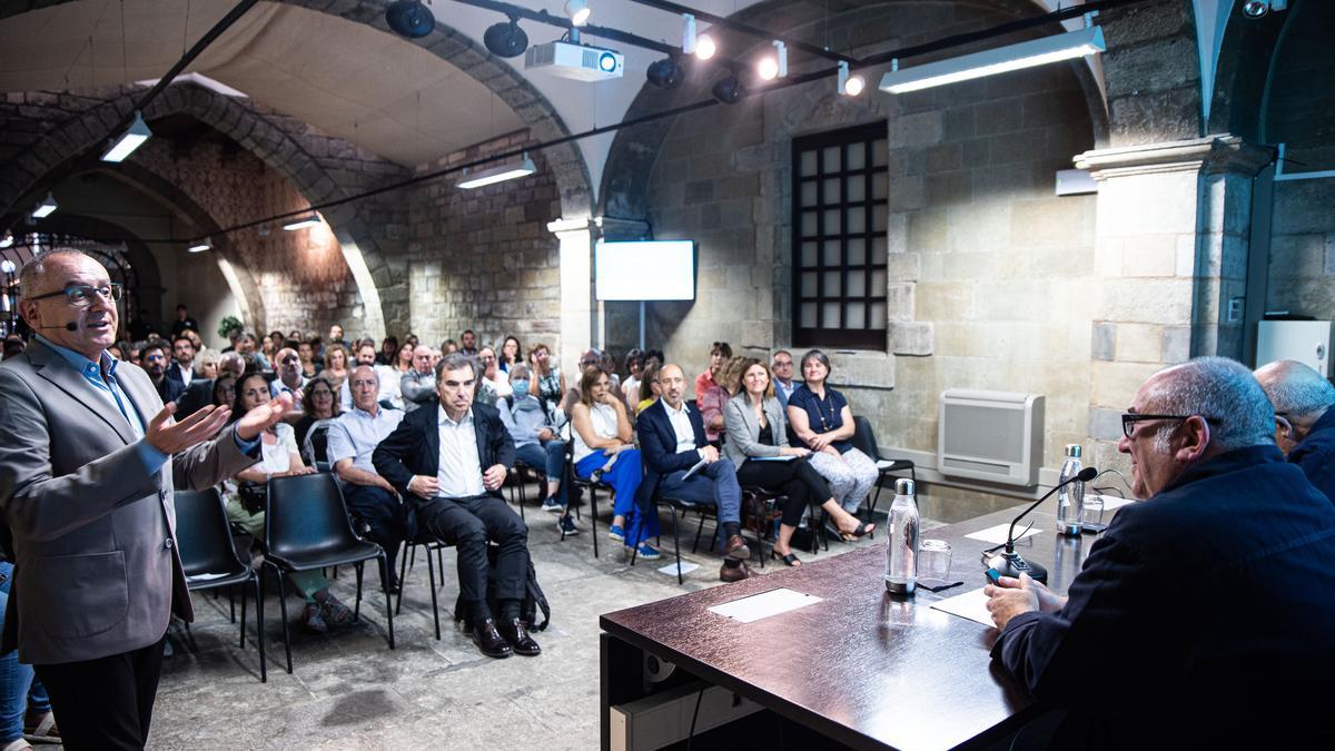 Manel Valls parla amb  l’arquitecte Albert Vitaller, responsable del projecte, ahir, en una Sala Gòtica plena