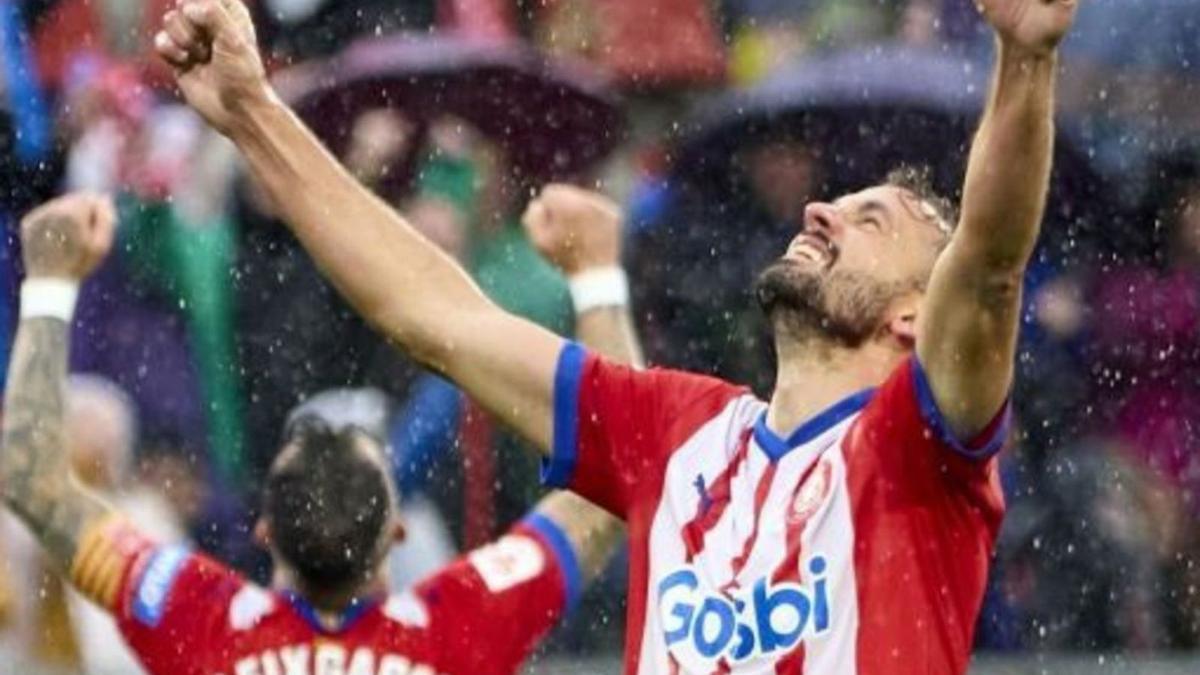 Aleix Garcia i Stuani, que va marcar el 3-2 en el temps afegit, celebren sota la pluja la victòria a Montilivi. | EUROPA PRESS