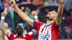 Aleix Garcia i Stuani, que va marcar el 3-2 en el temps afegit, celebren sota la pluja la victòria a Montilivi. | EUROPA PRESS