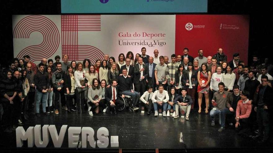 Foto de familia de los galardonados con el alcalde Ourense, el rector de la Universidad de Vigo y el nadador Chano Rodríguez. // J.Regal