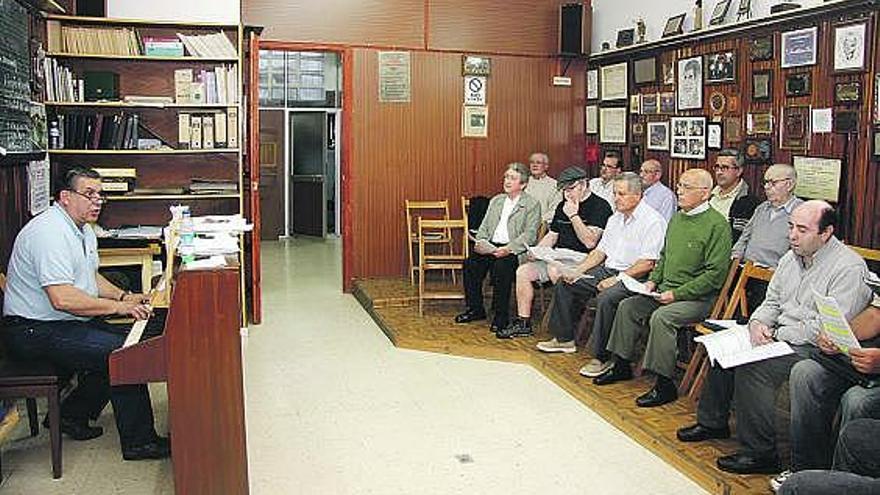 Pepe Avello, a la izquierda, durante uno de los ensayos del Coro Asturiano de Gijón, en el barrio de La Calzada.