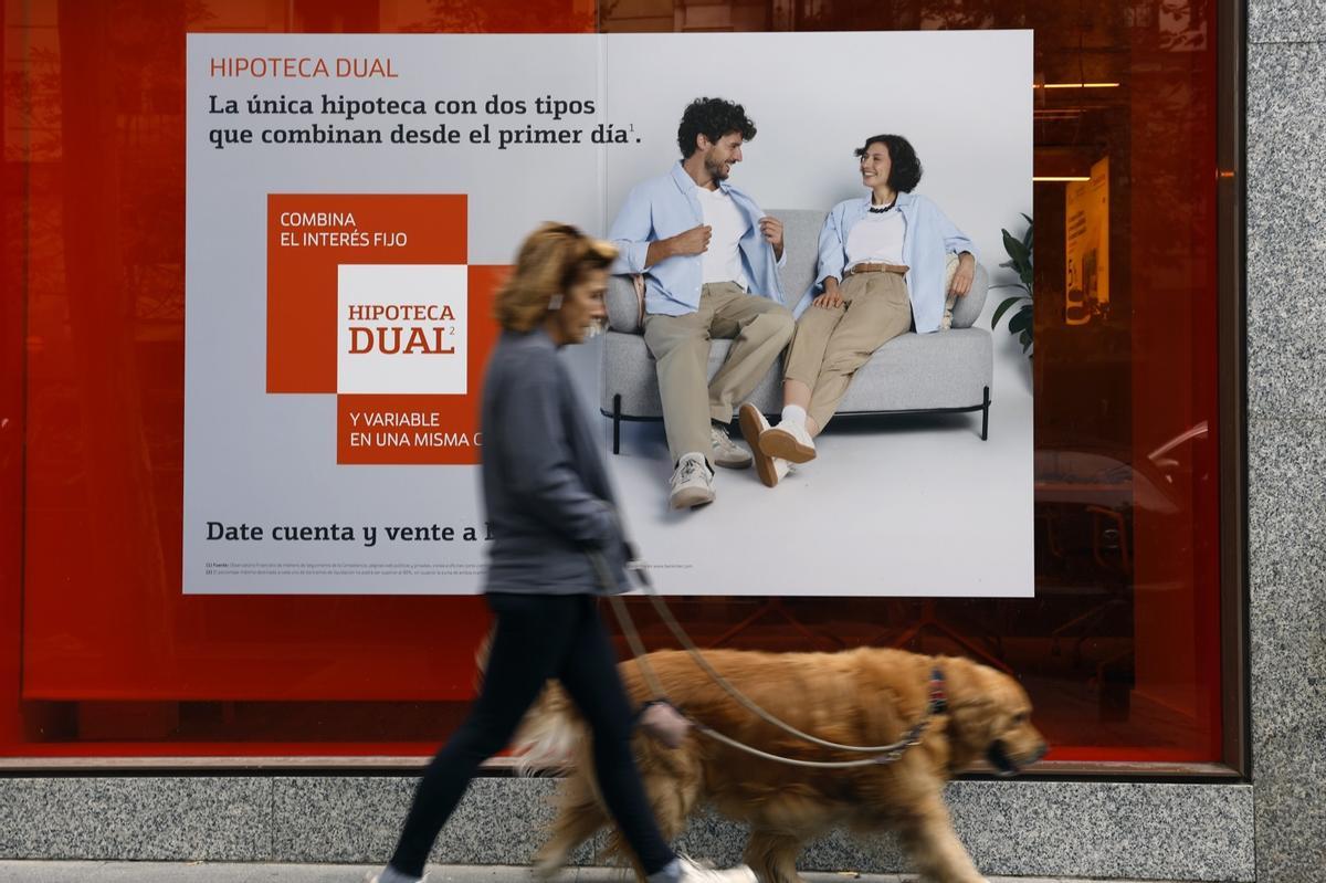 Imagen de archivo de un cartel de hipotecas de un banco.