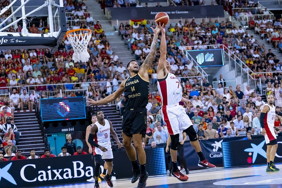 Willy Hernangómez pelea por un rebote en el amistoso de preparación ante Canadá