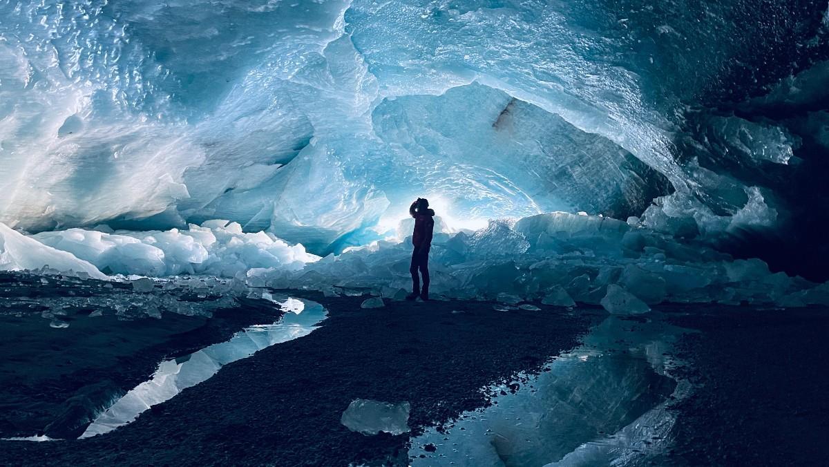 Imágenes tomadas en la cueva glaciar frente al glaciar Morteratsch en octubre de 2025.