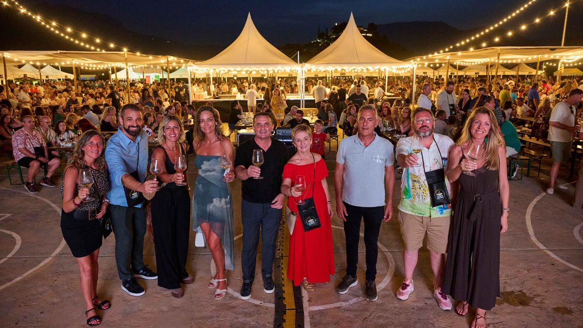 En el evento participaron 50 bodegas que, durante 15 horas, ofrecieron más de 150 vinos diferentes maridados por la mejor gastronomía local y la música en directo de grupos musicales.