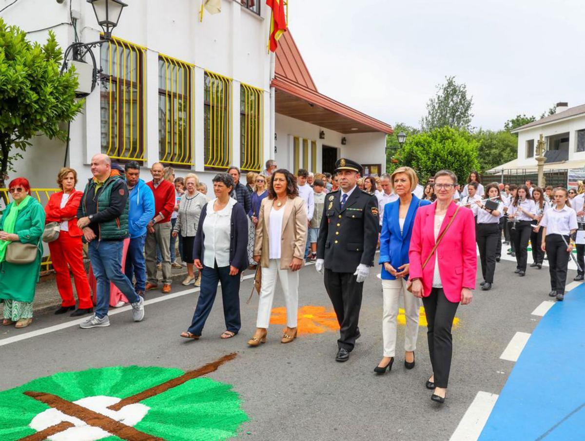 Cola en uno de los colegios de Cambados. |   // NOÉ PARGA