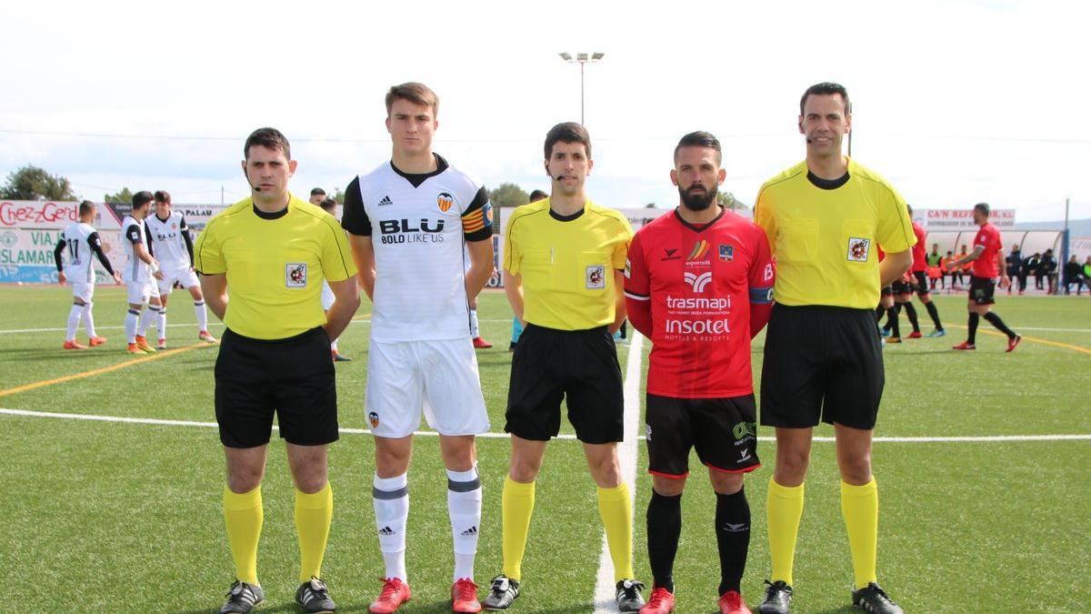 Irurtzun Artola, árbitro de la final de la Copa RFEF entre el Córdoba CF y el CD Guijuelo, en el centro de la imagen.