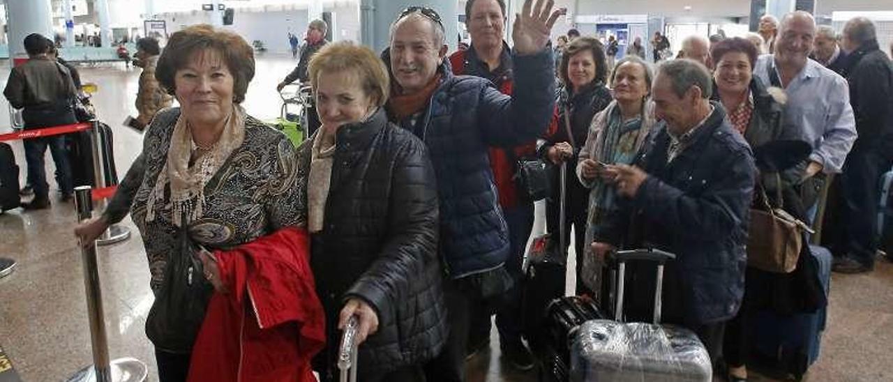 Usuarios del Imserso antes de tomar un vuelo en el aeropuerto de Peinador en noviembre de 2015. // Marta G. Brea