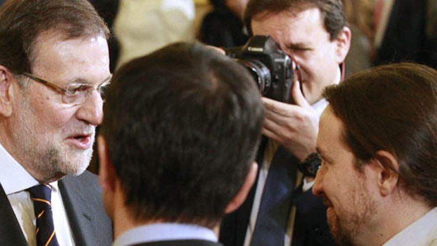 Rajoy e Iglesias se saludan en el Día de la Constitución.