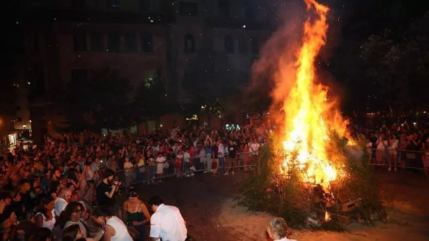 Oviedo arde por San Juan: el centro de la ciudad se llena "a reventar" para celebrar la noche más mágica del año