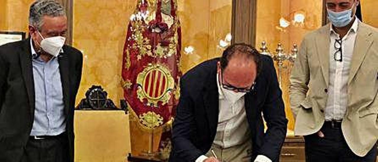 Bascuñana firma la adhesión, ayer. | INFORMACIÓN