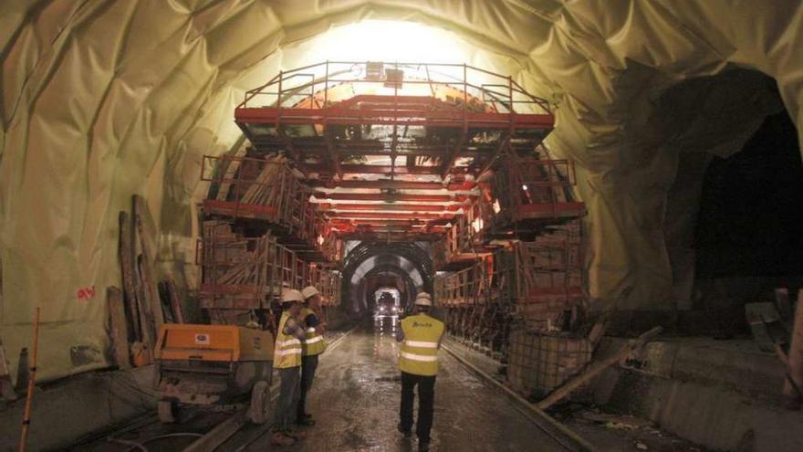 Estructura empleada para recubrir de hormigón el interior del túnel de O Cañizo, cuya perforación ya ha concluido.