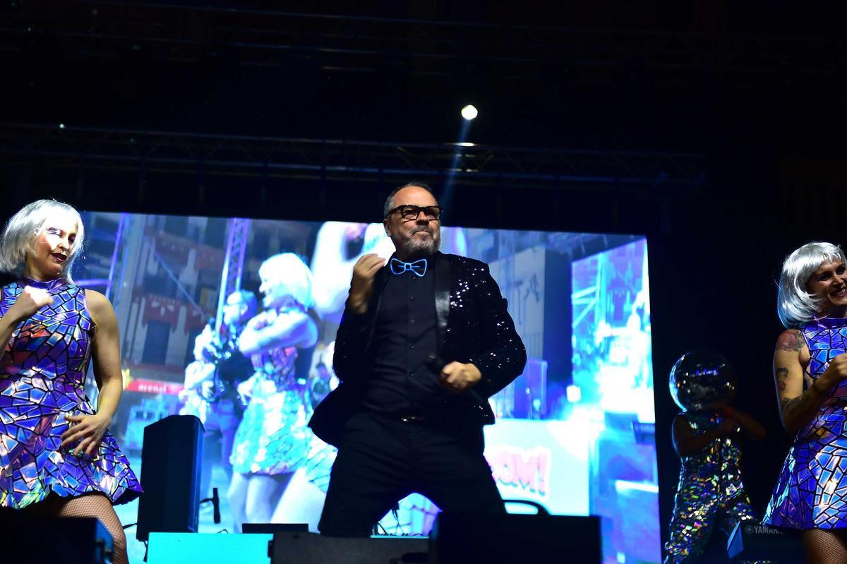 Fotogalería | Las imágenes de los conciertos de Paco Santos y Un pingüino, en la feria de Plasencia