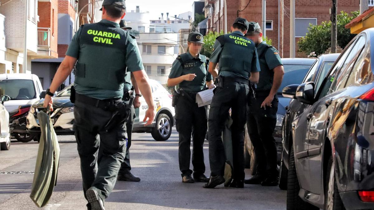 Un home s’atrinxera amb una escopeta a Castelló