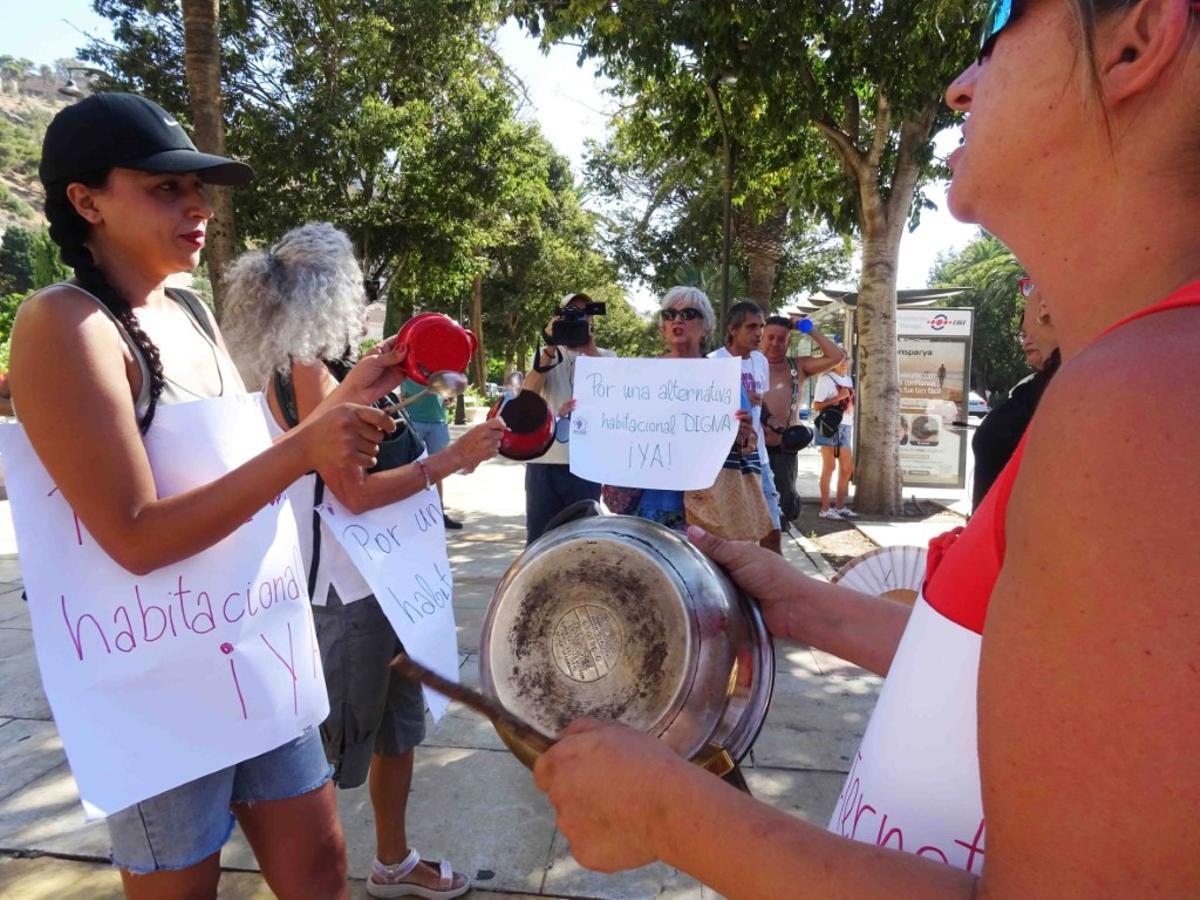 La cacerolada de Un Techo por Derecho, por las siete mujeres desahuciadas, tuvo lugar delante del Ayuntamiento.