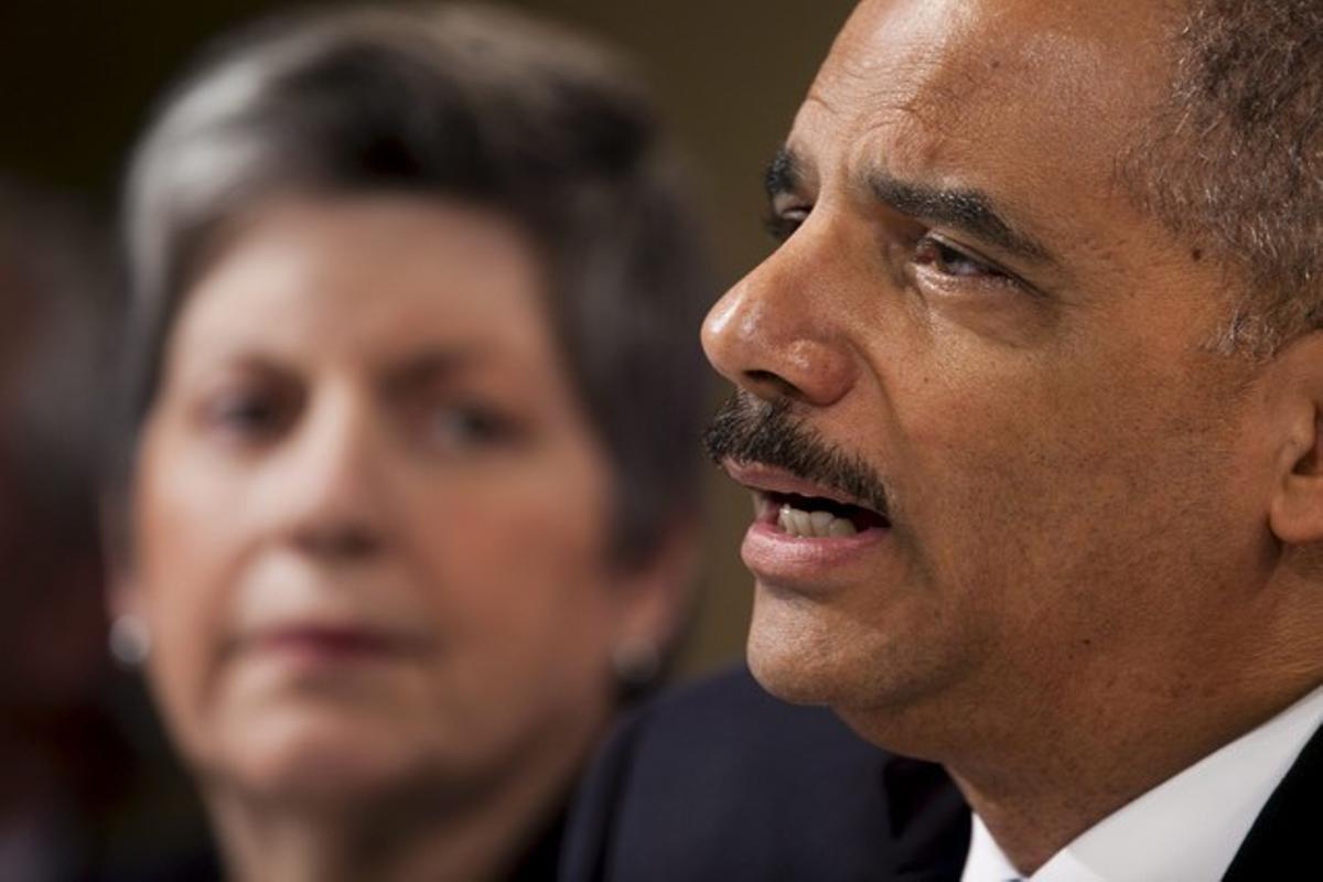 El fiscal general dels Estats Units, Eric Holder, conversa amb periodistes juntament amb la secretària de Seguretat Nacional, Janet Napolitano sobre l’escàndol de Wikileaks. El fiscal general dels Estats Units, Eric Holder, conversa amb periodistes juntament amb la secretària de Seguretat Nacional, Janet Napolitano sobre l’escàndol de Wikileaks.