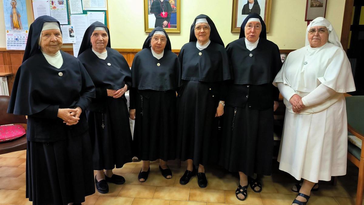 Las seis hermanas que hoy conforman la comunidad.