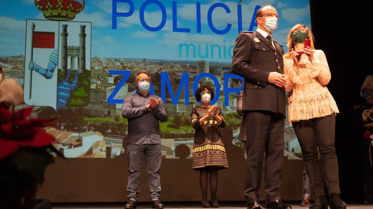 El jefe de la Policía entrega la Medalla al Mérito a la viuda del agente Javier Sánchez Cerezal.