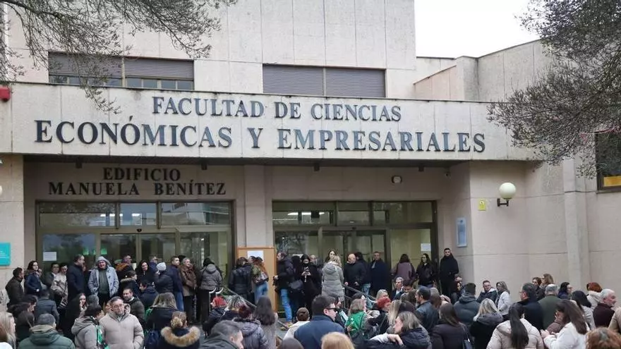 Vídeo | 4.465 personas “luchan” en Badajoz por conseguir ser celador del SES en una jornada de nervios