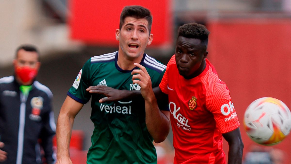 Jesús Areso (izq.), durante el encuentro que disputó Osasuna en Mallorca