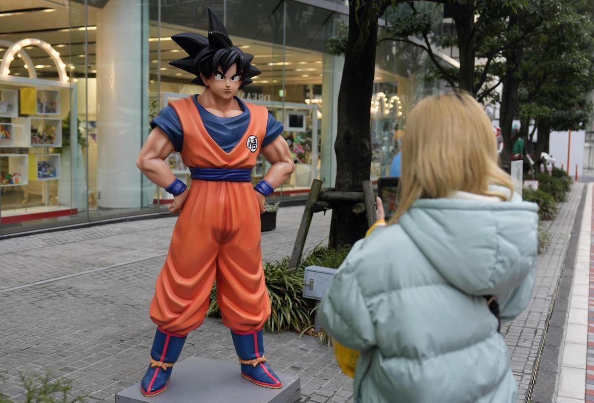 Una escultura de Goku.