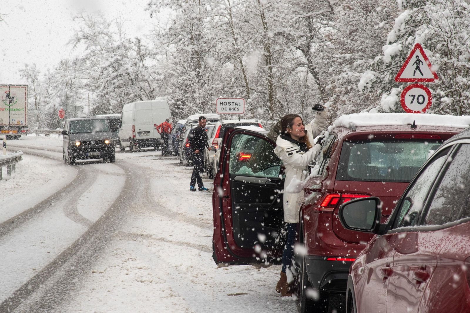 La nieve complica la circulación por las carreteras del norte de Aragón